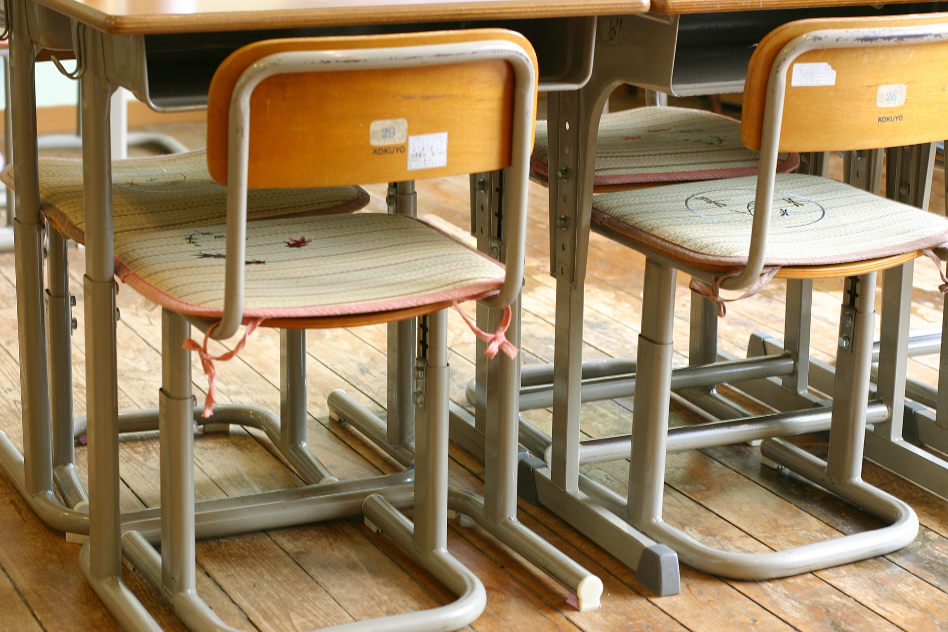 Старые школьные стулья